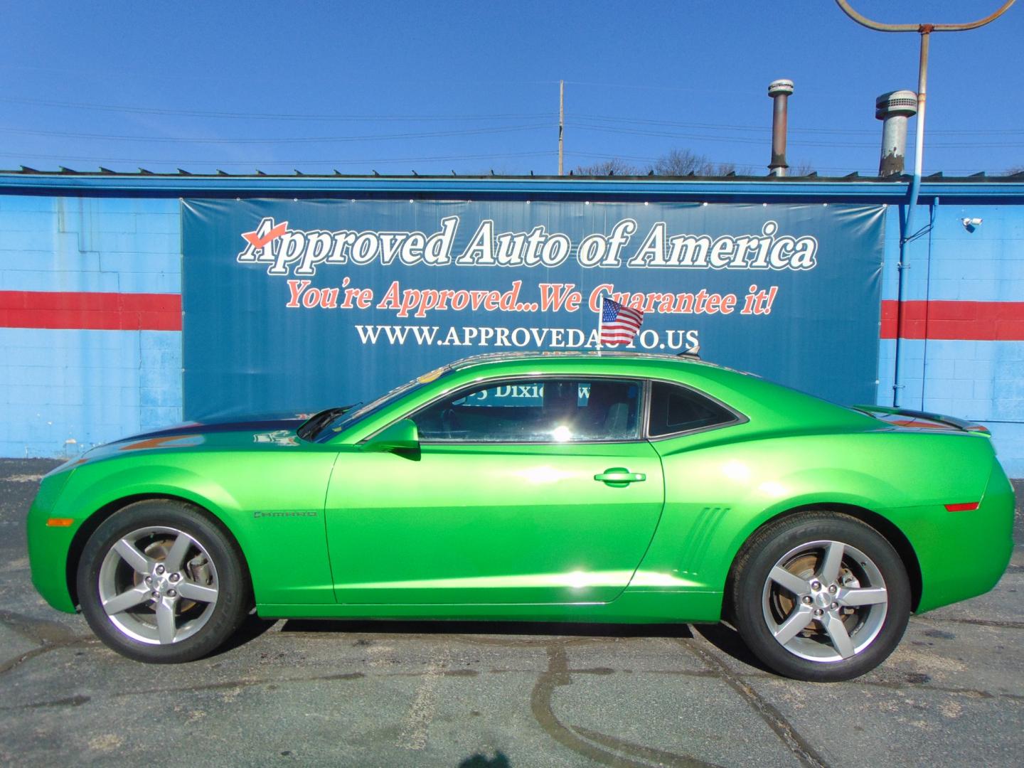 2010 Green Chevrolet Camaro (2G1FB1EV1A9) with an V6 3.6 Liter engine, Automatic, 6-Spd w/Overdrive and TAPshift transmission, located at 2105 Dixie Hwy, Louisville, KY, 40210, (502) 772-3333, 38.220932, -85.795441 - Photo#0